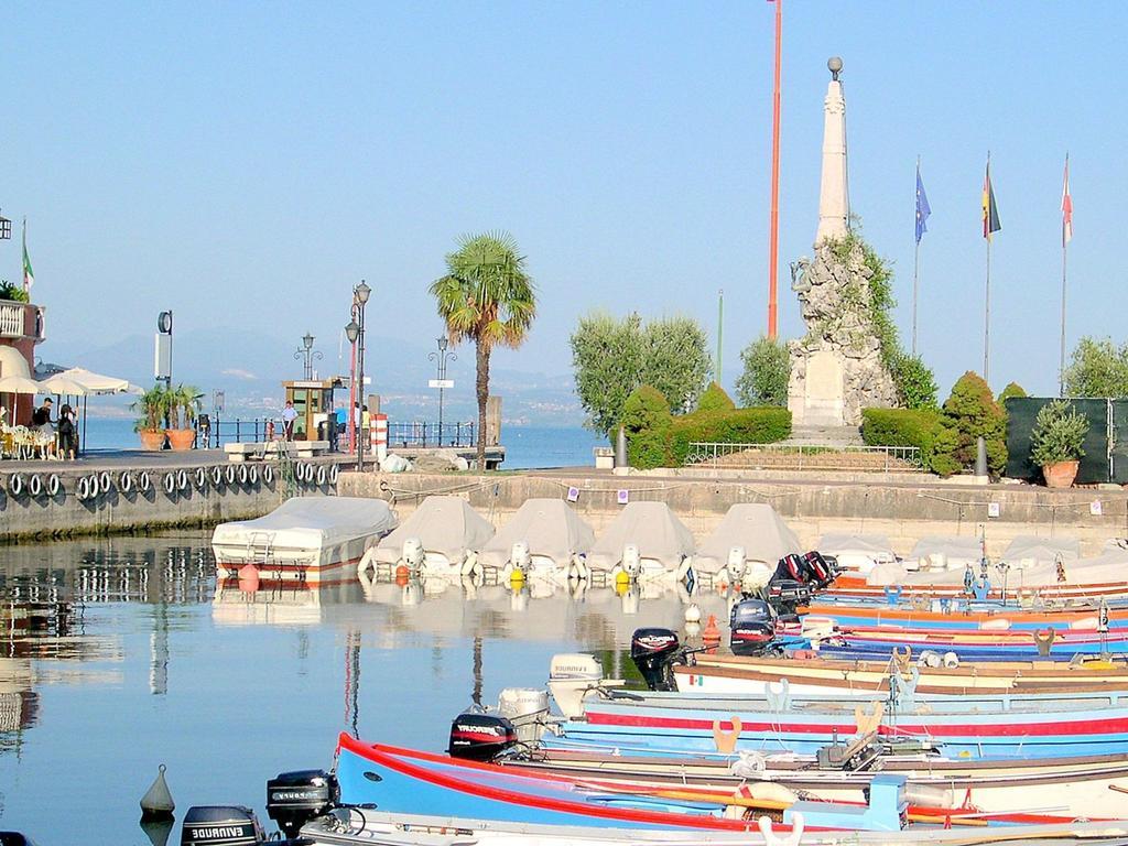 Belvilla By Oyo Enticing Holiday Home With Pool Lazise Bagian luar foto